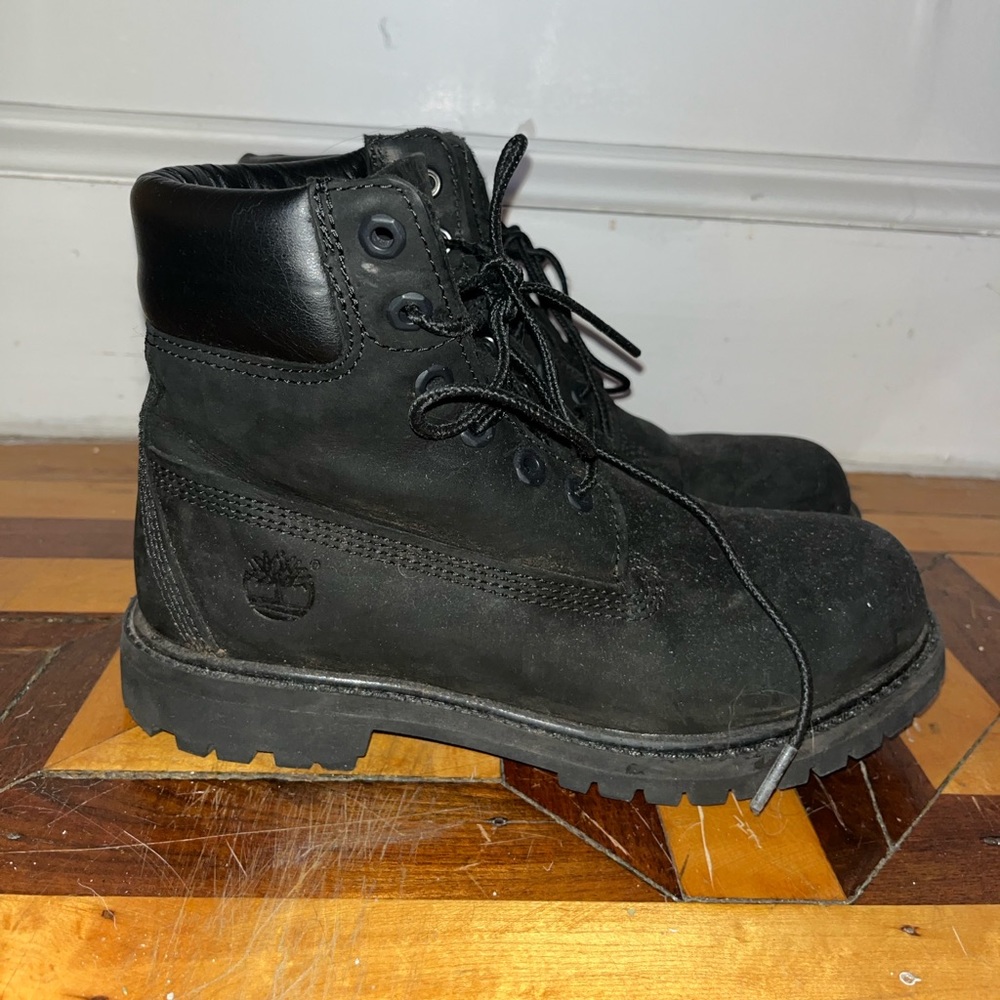 Classic black lace-up Timberland boots!